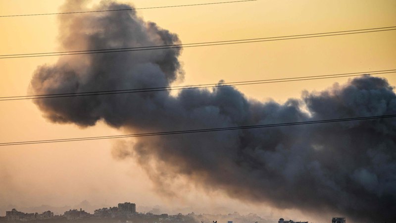 Fotografija: Današnji posnetek izraelskih napadov na objekte v Gazi. FOTO: John Macdougall/AFP
