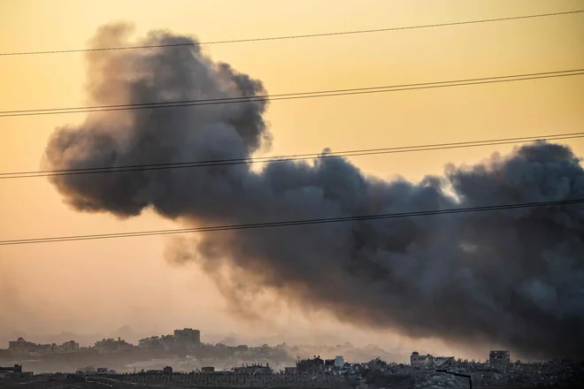 Današnji posnetek izraelskih napadov na objekte v Gazi. FOTO: John Macdougall/AFP