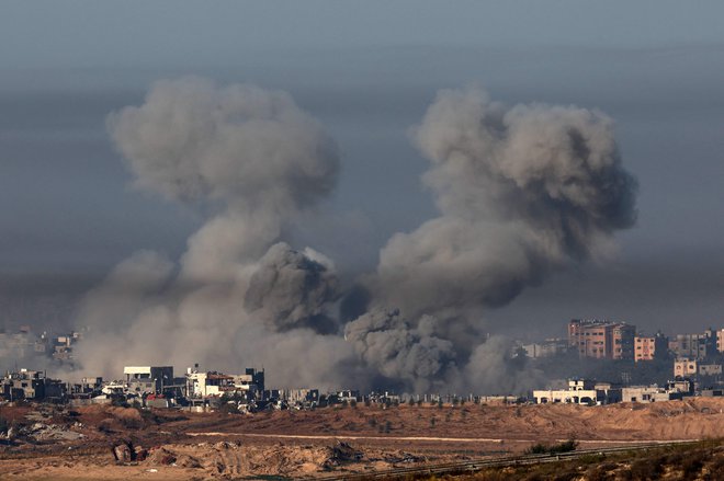 Od petka, ko se je iztekla prekinitev ognja med Izraelom in Hamasom, je izraelska vojska po lastnih navedbah na območju Gaze izvedla več kot 400 napadov. FOTO: Jack Guez/AFP