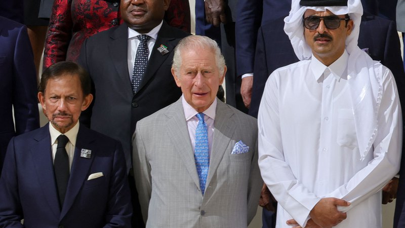 Fotografija: Britanski kralj Karel III. je v petek v uvodnem nagovoru delegatom dejal, da se svet podaja na »nevarno neznano območje«. Na fotografiji z brunejskim sultanom in katarskim emirjem. FOTO: Giuseppe Cacace/AFP
