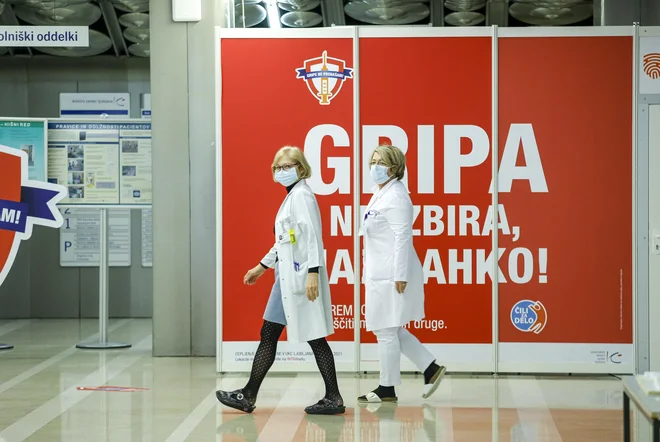 Cepljenje proti covidu-19 se priporoča tistim, ki imajo možnosti za težji potek bolezni, cepiva proti sincicijskemu virusu še ni, cepljenje proti gripi pa se priporoča vsem, ki ne želijo zboleti. FOTO: Jože Suhadolnik/Delo