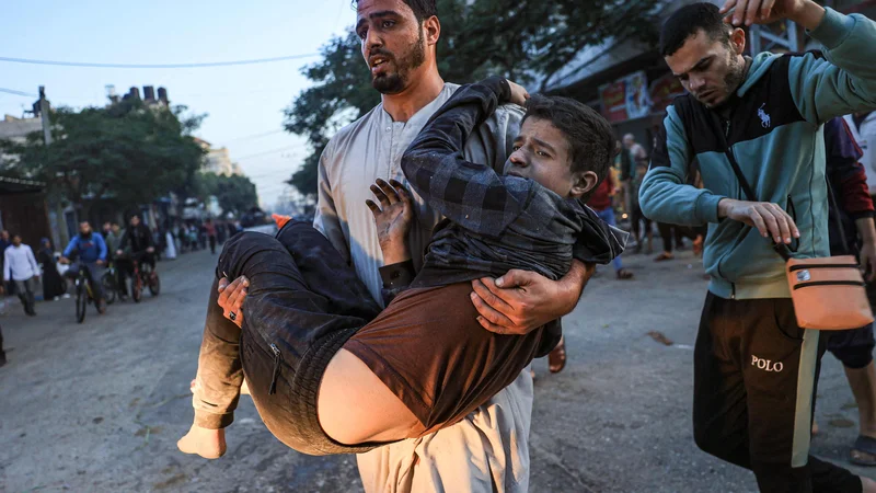 V izraelskem bombnem napadu na jugu Gaze blizu meje z Egiptom je bilo včeraj zgodaj zjutraj ubitih najmanj sedem ljudi. FOTO: Said Khatib/AFP
