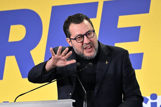Matteo Salvini se poskuša zavihteti na vrh italijanske skrajne desnice, pa mu ne uspe. FOTO: Andreas Solaro/AFP