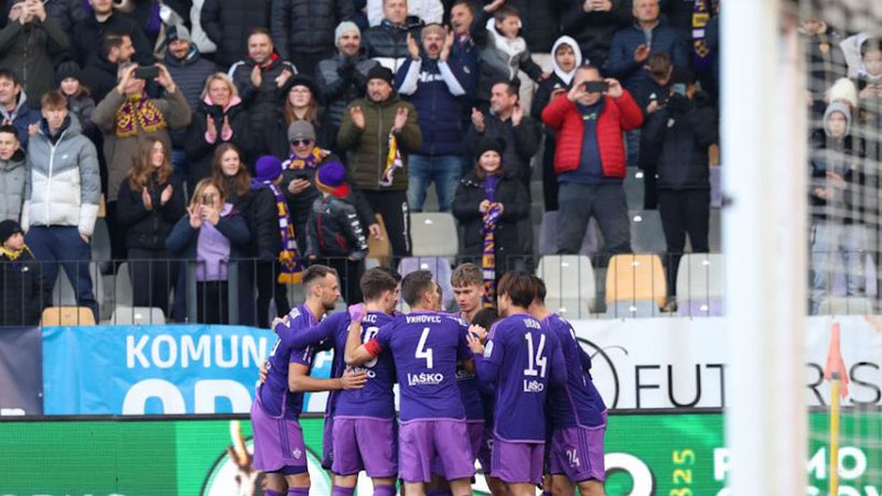 Fotografija: Mariborski nogometaši in gledalci so se takole veselili zmage v slovenskem derbiju. FOTO: Mediaspeed