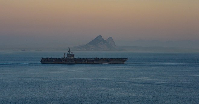 Ameriška letalonosilka Dwight D. Eisenhower med prečkanjem Gibraltarja na poti v vzhodno Sredozemlje. FOTO: Merissa Daley/AFP