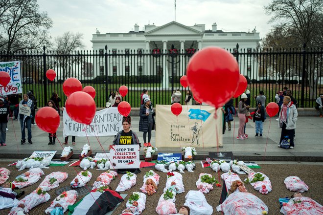 Demonstracije za palestinske žrtve pred washingtonsko Belo hišo. FOTO: Bonnie Cash/Reuters
