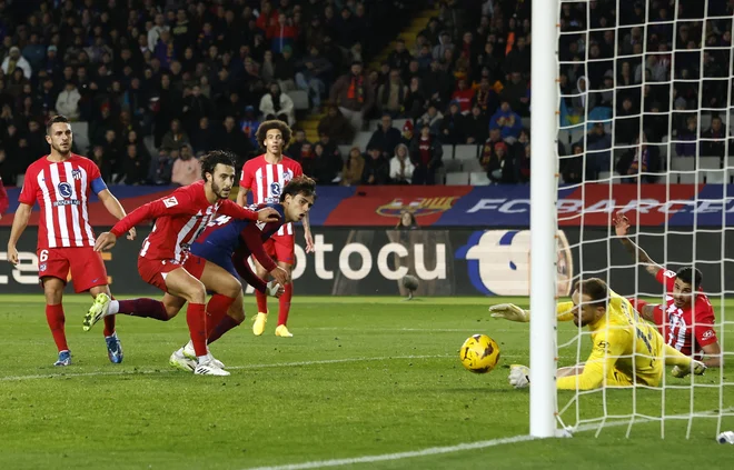 Posojeni član Atletica Joao Felix je v prvem polčasu premagal Jana Oblaka. FOTO: Albert Gea/Reuters