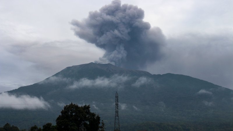 Fotografija: Ognjenik je še vedno aktiven, zato reševalci umrlih ne morejo v dolino spraviti s pomočjo helikopterja. Območje ostaja zaprto za javnost. FOTO: Adi Prima/AFP