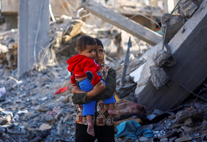 James Elder je dejal, da jim že zmanjkuje primerjav, kako opisati trpljenje otrok v enklavi ob nadaljevanju konflikta. FOTO: Mohammed Salem/Reuters