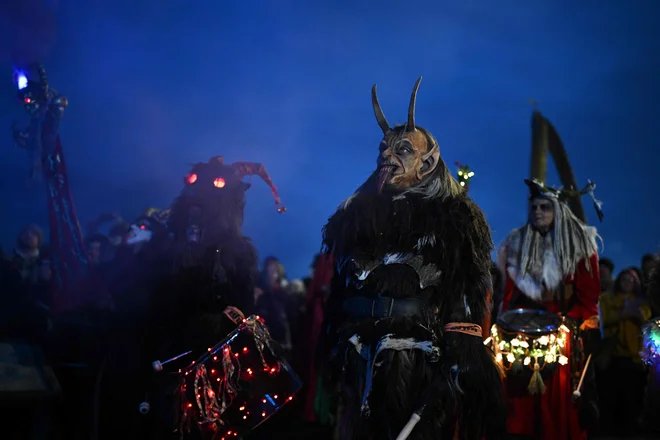 Udeleženci, oblečeni v Krampusa, pol kozla, pol demona, ki kaznuje ljudi, ki se v božičnem času grdo obnašajo, so se udeležili teka »The Whitby Krampus Run« v mestu Whitby na severovzhodu Anglije. Foto: Oli Scarff/Afp