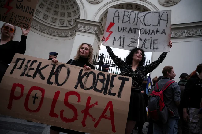 Prostestniki z naspiom 'Pekel za ženske. Poljska' junija letos. FOTO: Kacper Pempel/Reuters