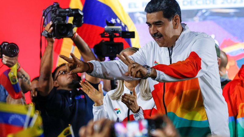 Fotografija: Na referendumu, ki ga je razpisal Nicolás Maduro, so državljanom postavili pet vprašanj, glavna so bila, ali se strinjajo, da Venezuela ustanovi novo zvezno državo Guayana Esequiba. FOTO: Leonardo Fernandez Viloria/Reuters