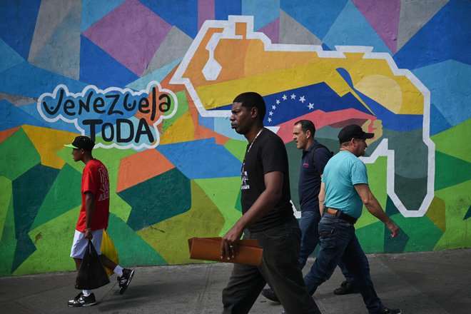 Venezuelci so se v referendumu strinjali o edinem vprašanju, ki državljane še lahko povezuje. FOTO: Federico Parra/AFP
