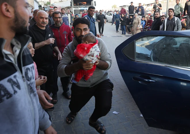 Ljudje so iz Kan Junisa in drugih napadenih krajev na jugu Gaze panično bežali proti mejnemu prehodu Rafa. FOTO: Ibraheem Abu Mustafa/Reuters