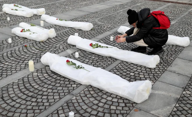 Glasen ne vojni in civilnim žrtvam na solidarnostni akciji v Ljubljani. FOTO: Blaž Samec