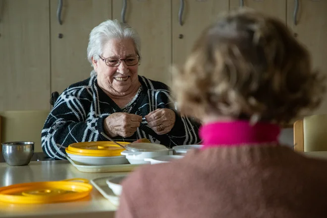 Delavnice, namenjene vseživljenjskemu učenju in medgeneracijskemu prenosu znanja, izvajajo skupaj z otroki iz vrtca in osnovnih šol. FOTO: Voranc Vogel/Delo
