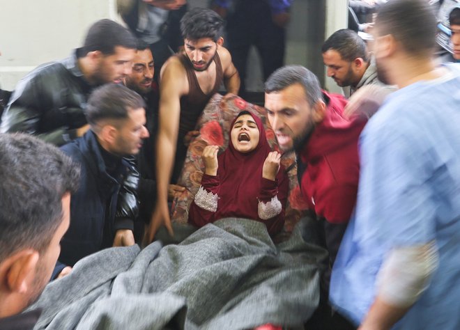 Nihče v Gazi ni varen in nikamor več se ni mogoče umakniti, je dejala Lynn Hastings. FOTO: Ibraheem Abu Mustafa/Reuters