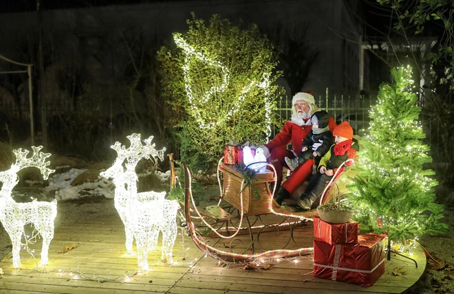 Vse več podjetij ob koncu leta nagradi svoje zaposlene, da lahko obdarujejo svoje najbližje. Foto Blaž Samec