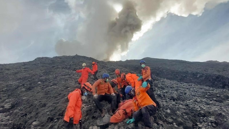 Fotografija: Reševalci evakuirajo eno od žrtev s pobočja gore Marapi na zahodni Sumatri. Na stotine indonezijskih reševalcev je 5. decembra iskalo desetih pohodnikov, ki so izginili po izbruhu vulkana, v katerem je umrlo 13 ljudi. Foto: Handout/Afp