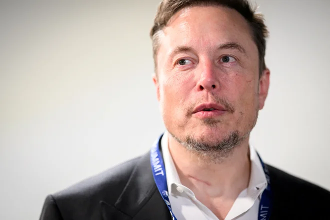 Elon Musk na omrežju X zapisal, da je umetna inteligenca, ki jo uporabljajo, daleč najboljša. Foto Pool Via Reuters