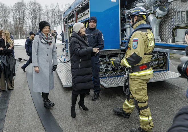Nemška zunanja ministrica Annalena Baerbock in slovenska zunanja ministrica Tanja Fajon na obisku v centru civilne zaščite Roje FOTO: Jože Suhadolnik