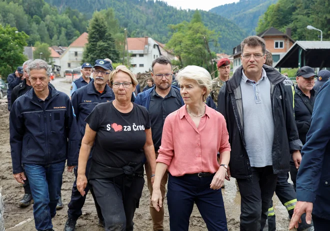 Sporočilo Romane Lesjak – S srcem za Črno – se je jasno kazalo v svet tudi ob obisku predsednice Evropske komisije Ursule von der Leyen v Črni. FOTO: Borut Živulović/ Reuters