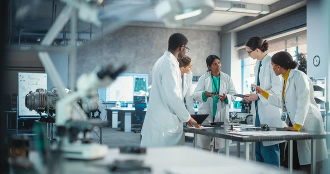 Projekti izmenjave osebja kažejo dolgoročen vpliv na kariere raziskovalnega osebja in globalno sodelovanje. FOTO: Shutterstock

 