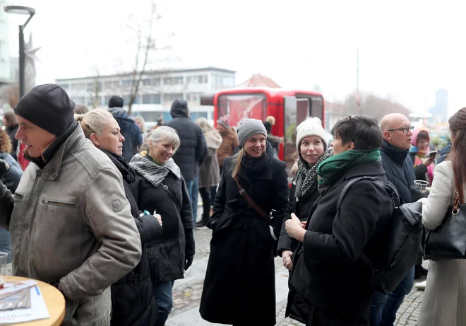 Dogodek na ploščadi pred Delovim kioskom je bil namenjen tudi druženju sodelavcev in spoznavanju zaposlenih iz sosednjih podjetij. FOTO: Blaž Samec/Delo