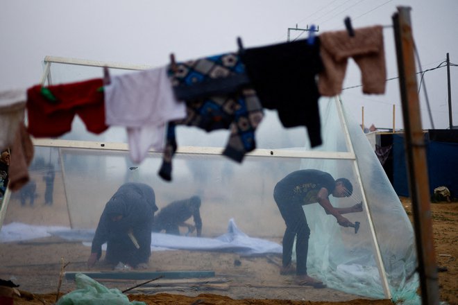 Prizor iz Rafe, kjer si razseljeni ljudje gradijo začasna bivališča. FOTO: Mohammed Salem/Reuters
