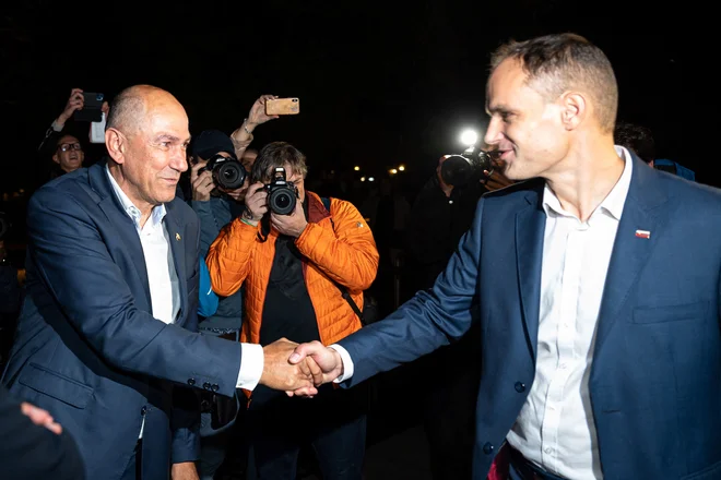 Po včerajšnji seji izvršilnega odbora SDS se bo Anže Logar moral odločiti glede svojega delovanja v stranki. Dobil je poziv, naj iz stranke izstopi. FOTO: Jure Makovec/AFP