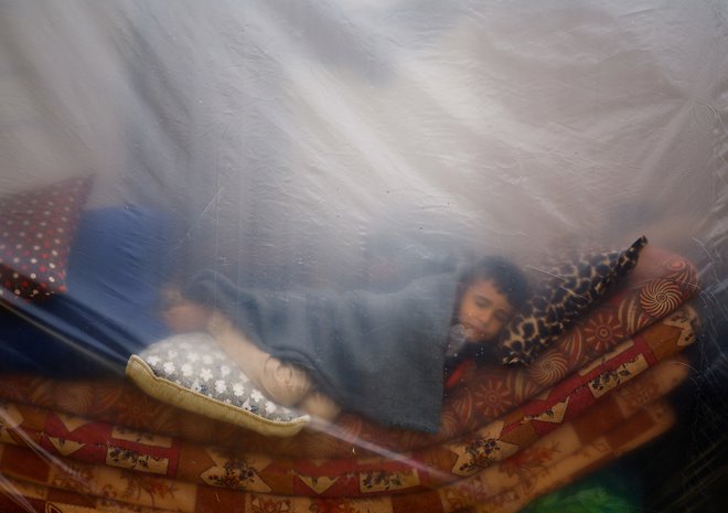 Prebivalci Gaze se nimajo kam umakniti, saj so zavetišča presegla svoje zmogljivosti. FOTO: Mohammed Salem/Reuters