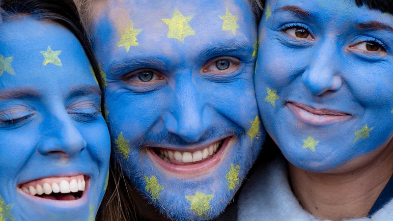 Fotografija: Posebna izdaja evrobarometra po navedbah evropskega parlamenta kaže, da državljani še naprej podpirajo EU in kažejo več interesa za evropske volitve prihodnje leto. FOTO: Niklas Halle'n/AFP