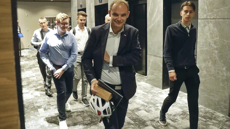 Anže Logar je v sporočilu na družbenem omrežju označil odločitev izvršilnega odbora stranke, ki ji pripada že več kot 23 let, za čezmerno in nesorazmerno. FOTO: Jože Suhadolnik