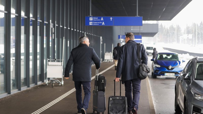 Fotografija: V prvih desetih mesecih je prek letališča Jožeta Pučnika potoval dober milijon potnikov. Foto Matej Družnik