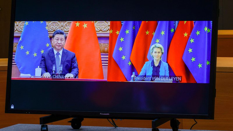 Fotografija: Vrhunsko srečanje EU in Kitajske bo končno potekalo v živo, potem ko je bilo trikrat zgolj virtualno. FOTO: Reuters