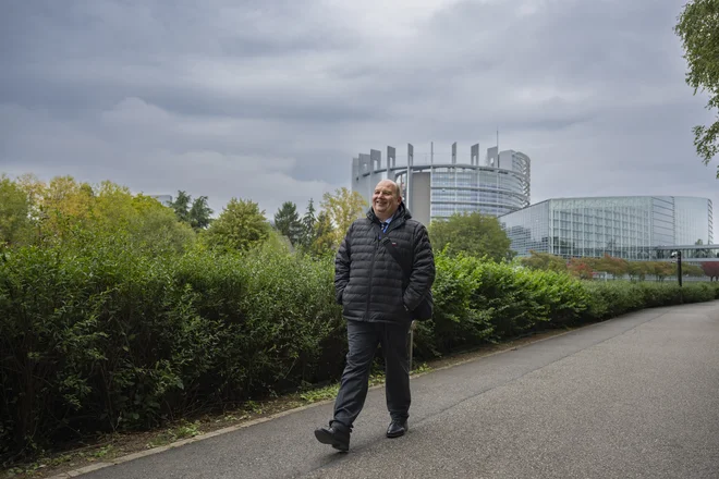 »Želim si, da bo koncept jasnega jezika, ko bom odhajal iz te službe, vpeljan za vse jezike Unije,« pravi Valter Mavrič. FOTO: Denis Lomme