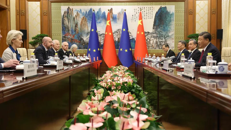 Voditelji EU in Kitajske danes zasedajo Pekingu. V ospredju srečanja bodo po pričakovanjih pogovori o dvostranskih trgovinskih odnosih, razpravljali pa bodo tudi o konfliktih v Ukrajini in na Bližnjem vzhodu. FOTO: Dario Pignatelli/Afp