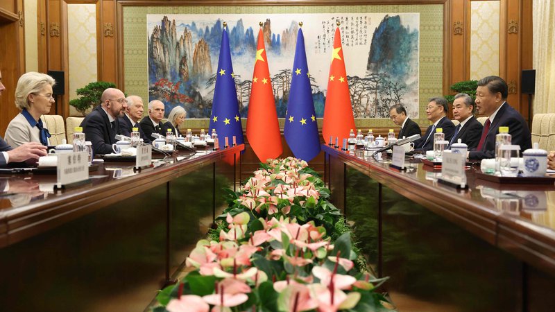 Fotografija: Voditelji EU in Kitajske danes zasedajo Pekingu. V ospredju srečanja bodo po pričakovanjih pogovori o dvostranskih trgovinskih odnosih, razpravljali pa bodo tudi o konfliktih v Ukrajini in na Bližnjem vzhodu. FOTO: Dario Pignatelli/Afp
