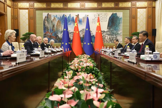 Voditelji EU in Kitajske danes zasedajo Pekingu. V ospredju srečanja bodo po pričakovanjih pogovori o dvostranskih trgovinskih odnosih, razpravljali pa bodo tudi o konfliktih v Ukrajini in na Bližnjem vzhodu. FOTO: Dario Pignatelli/Afp