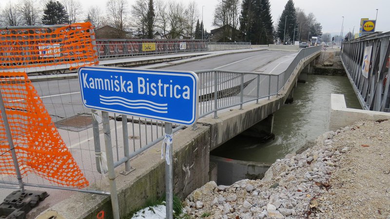 Fotografija: Nevaren most nameravajo po katastrofalni vodni ujmi porušiti. Foto Bojan Rajšek