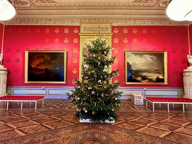 V dunajskem muzeju oziroma galeriji Albertina vsako leto postavijo takšno božično drevo, kot si ga je pred dvesto leti prva zamislila žena avstrijskega nadvojvode Karla Henriette von Nassau-Weilburška, ki je tam živela. FOTO: arhiv Albertina