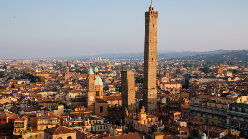 Fotografija: Garisenda z 48 metri sodi med dva najvišja stolpa v Bologni, drugi, Asinelli, je s 97 metri kar enkrat višji. FOTO: Wikipedija