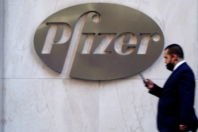 Po poročanju portala Politico farmacevtski velikan toži Madžarsko za plačilo treh milijonov doz cepiva v vrednosti okoli 60 milijonov evrov. FOTO: Carlo Allegri/Reuters