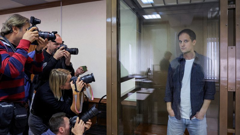 Fotografija: V Washingtonu se že dolgo trudijo, da bi Moskvo »prepričali«, naj osvobodi 32-letnega novinarja Evana Gershkovicha, ki so ga letošnjega marca aretirali v Jekaterinburgu. FOTO: Jevgenija Novoženina/Reuters