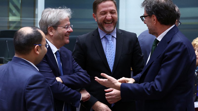 Fotografija: Pogajanja finančnih ministrov EU v Bruslju, ki ga je je ­udeležil tudi slovenski finančni minister Klemen Boštjančič (v sredini), so potekala do tretje ure zjutraj. Kompromisa še niso sklenili, a je na vidiku. FOTO Yves Herman/Reuters