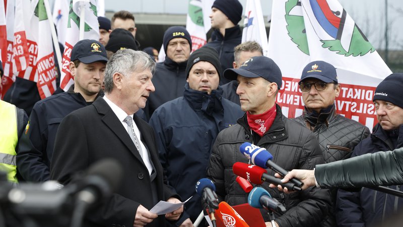 Fotografija: Predstavniki sindikata poklicnih gasilcev so svoje zahteve predali državnemu sekterarju ministrstva za obrambo Rudiju Medvedu. FOTO: Jože Suhadolnik/Delo