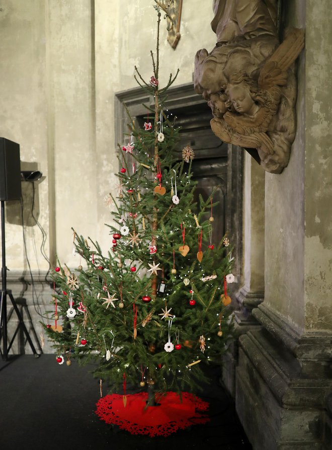 Z izjemo tradicionalnega krašenja božičnega drevesa so druge šege in navade v nemško govoreči skupnosti, značilne ob koncu leta, večinoma zamrle. FOTO: Blaž Samec
