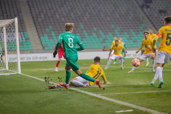 V zahtevnih razmerah sta se Olimpija in Bravo razšla brez zmagovalca. FOTO: Črt Piksi/Delo