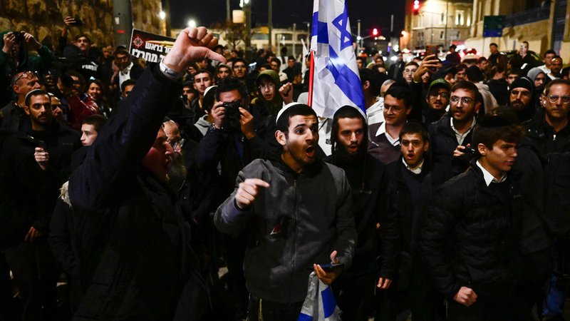 Fotografija: Po poročanju očividcev je med pohodom skrajno desničarskih izraelskih aktivistov v Jeruzalemu prišlo do spopadov s policijo. FOTO: John Macdougall/AFP