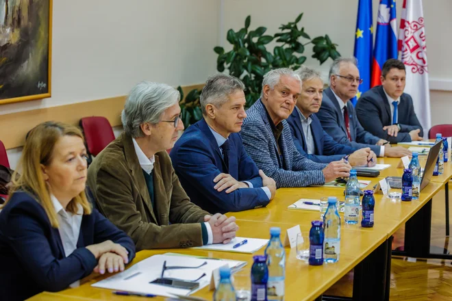 V vlado dr. Roberta Goloba prihajajo stari novi državni sekretarji. FOTO: Črt Piksi